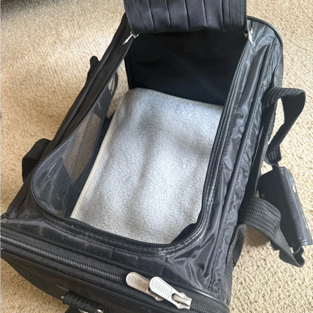 Original Deluxe Black Pet Carrier by Sherpa NWT